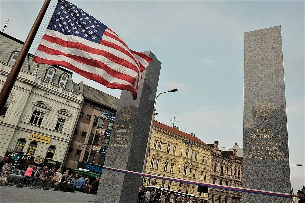 Ministr zahraničí USA přijde v Plzni uctít památku amerických vojáků k pomníku Díky, Ameriko!