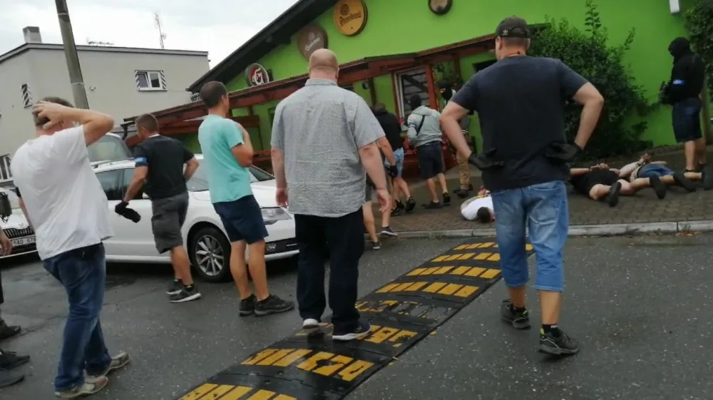 Vyděrači neměli proti zásahové jednotce nejmenší šanci a skončili v poutech na zemi