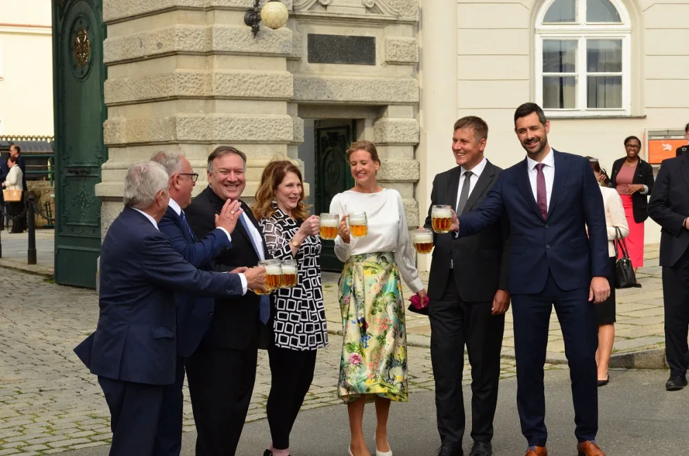 Americký ministr návštěvu Plzně zakončil v pivovaru