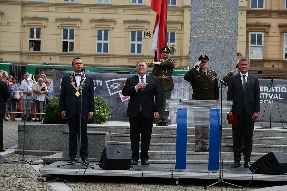 Rozesmátý americký ministr zahraničí Mike Pompeo se u pomníku Díky, Ameriko! zdravil vřele s Plzeňany