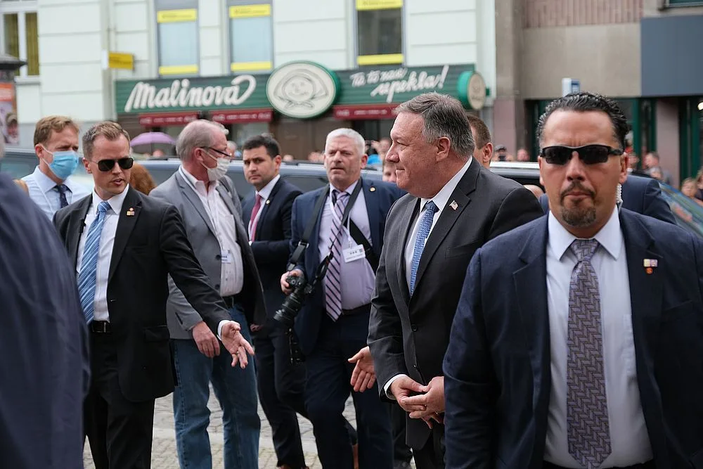 Jak jsme si pracovně užili návštěvu ministra zahraničí USA u pomníku Díky, Ameriko!