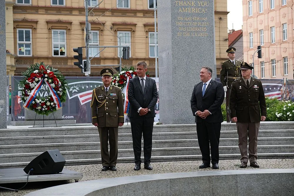 Jak jsme si pracovně užili návštěvu ministra zahraničí USA u pomníku Díky, Ameriko!