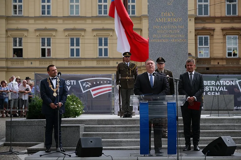 Jak jsme si pracovně užili návštěvu ministra zahraničí USA u pomníku Díky, Ameriko!