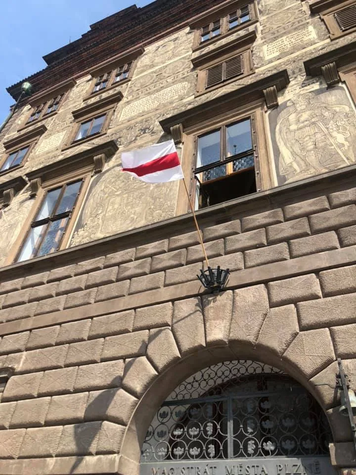 Plzeňská radnice vyvěsila vlajku Běloruska jako podporu v boji proti Lukašenkově diktatuře