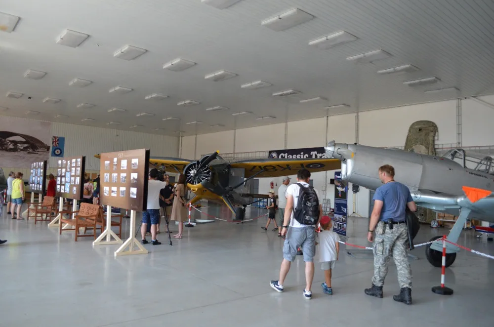 Hangár s historickými skvosty se otevřel veřejnosti, zítra čekejte na nebi Spitfire