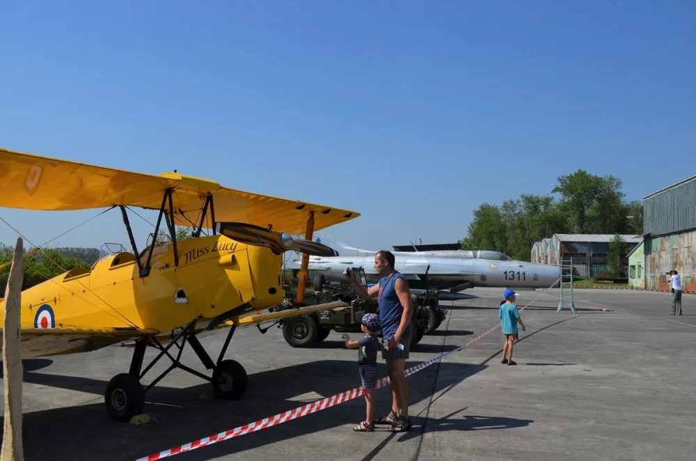 Hangár s historickými skvosty se otevřel veřejnosti, zítra čekejte na nebi Spitfire