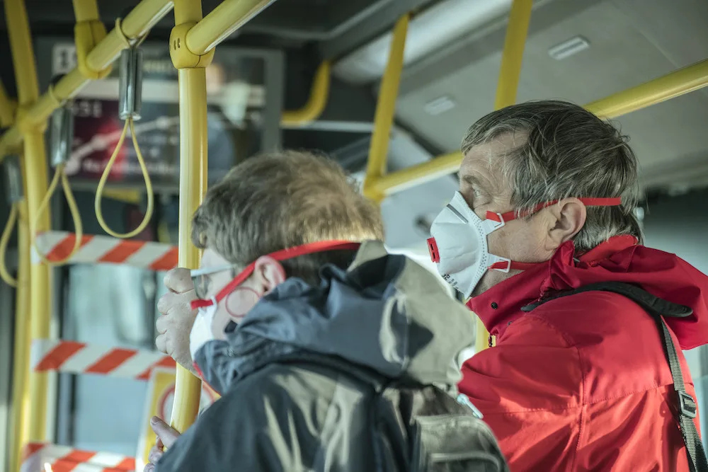 AKTUÁLNĚ: Roušky se vrací. Od září budou povinné ve veřejných dopravních prostředcích či v supermarketech
