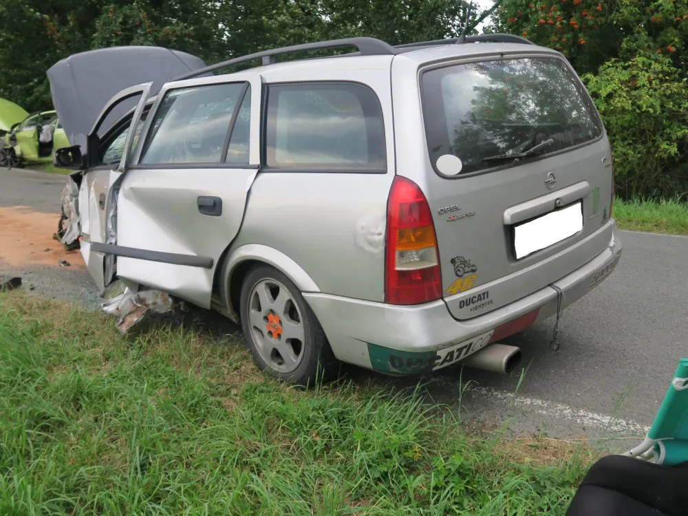 Řidič se vyhýbal ptáku na silnici, přejel do protisměru a naboural další automobil