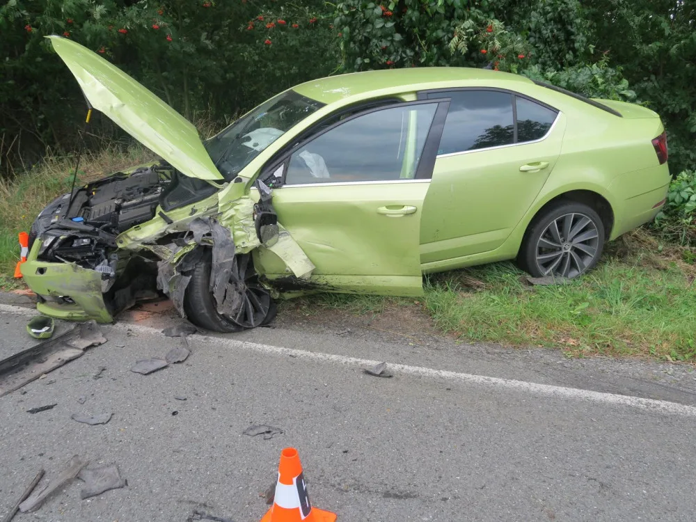 Řidič se vyhýbal ptáku na silnici, přejel do protisměru a naboural další automobil