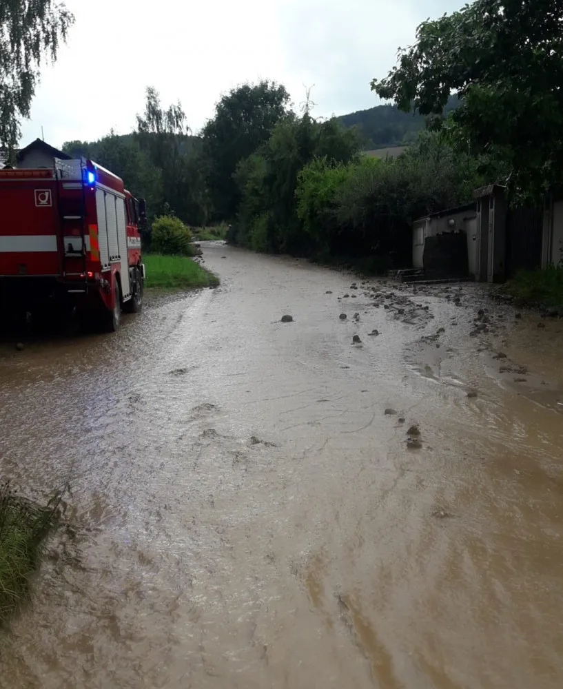 Voda z bahnem zasáhla Neznašovy