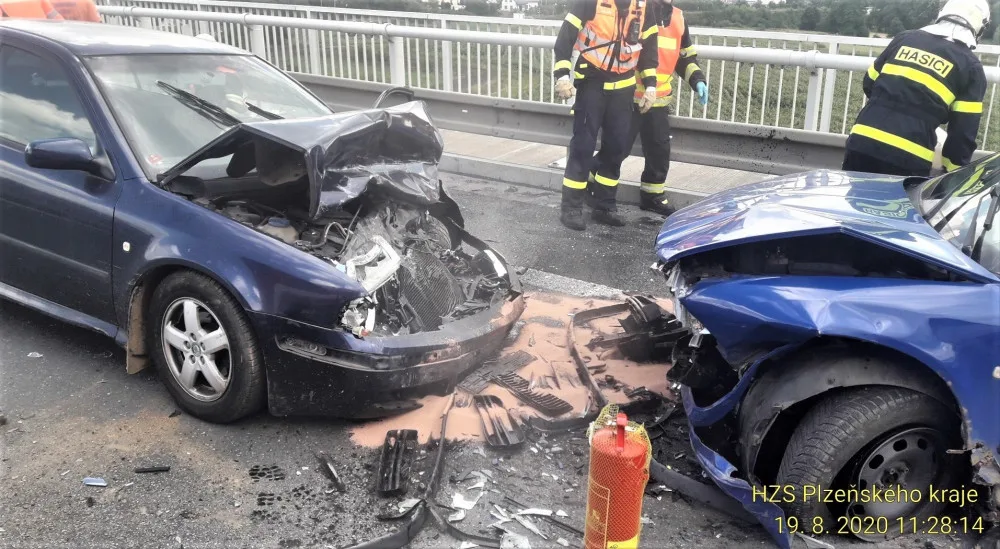 Provoz na obchvatu Třemošné ochromila hromadná nehoda