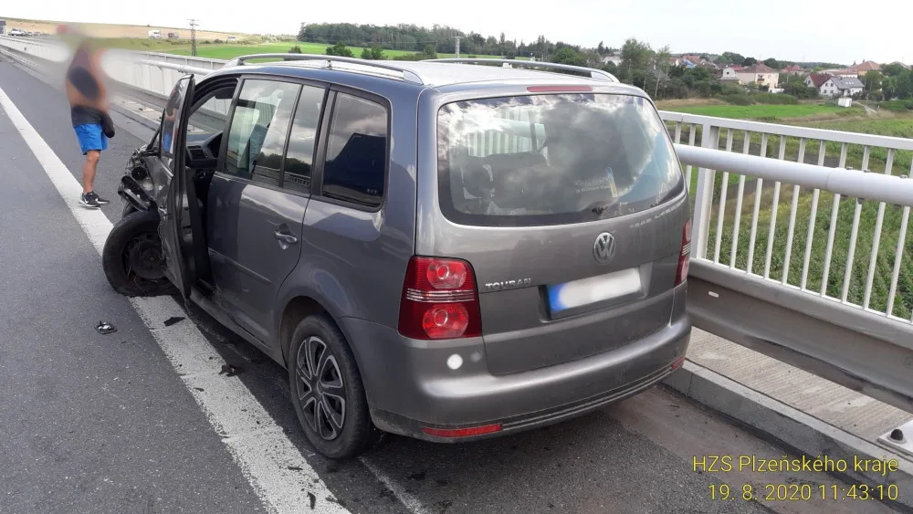 Provoz na obchvatu Třemošné ochromila hromadná nehoda