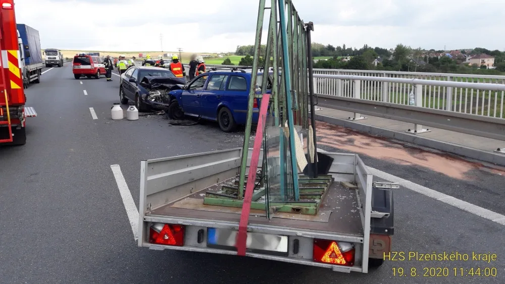 Provoz na obchvatu Třemošné ochromila hromadná nehoda
