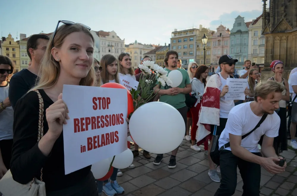 Solidaritu s demonstranty vyjádřily v Plzni stovky lidí, většina z nich byli běloruští studenti