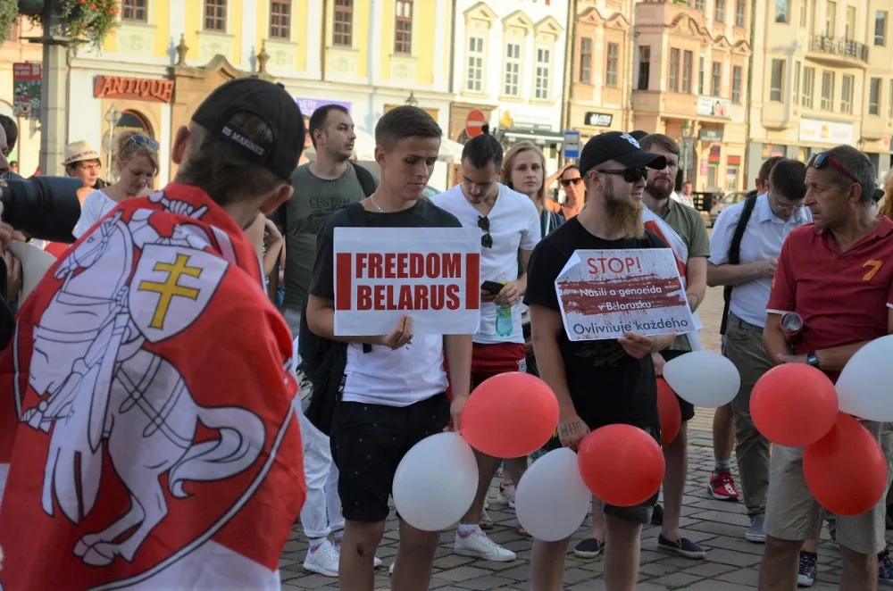 Solidaritu s demonstranty vyjádřily v Plzni stovky lidí, většina z nich byli běloruští studenti