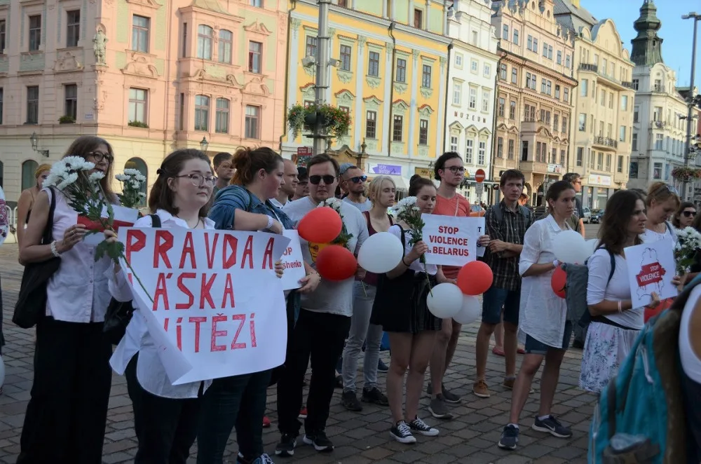 Solidaritu s demonstranty vyjádřily v Plzni stovky lidí, většina z nich byli běloruští studenti