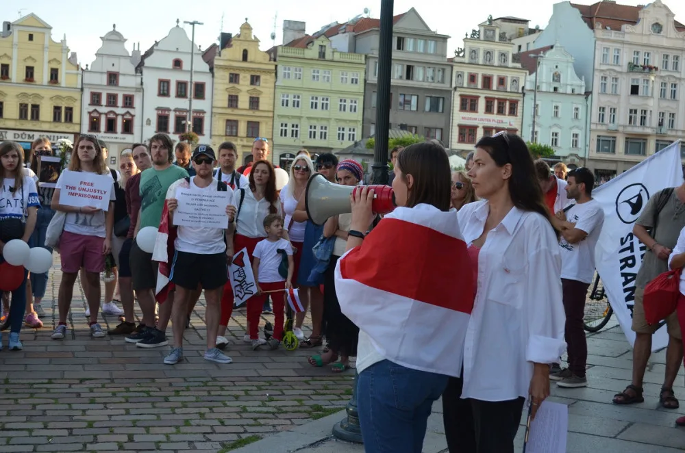 Solidaritu s demonstranty vyjádřily v Plzni stovky lidí, většina z nich byli běloruští studenti