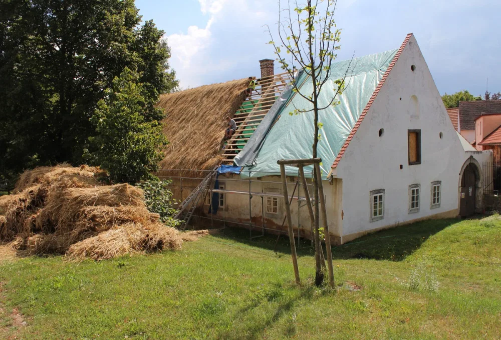 Pokládka doškové střechy
