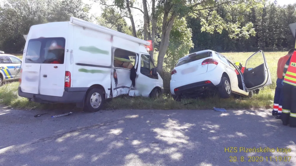 Nehoda dodávky a osobáku si vyžádala čtyři zraněné
