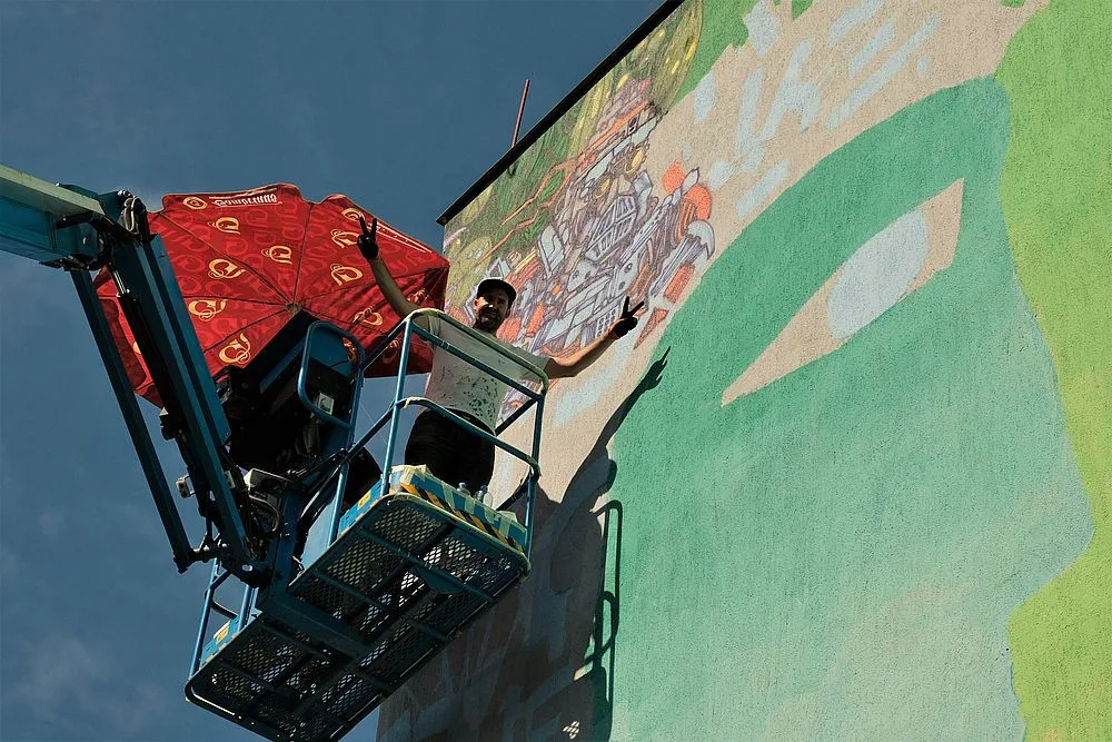Michal Škapa je největší tuzemskou graffiti hvězdou, aktuálně pracuje na velkém muralu, kdy maluje na průčelí panelového domu v Zahradní ulici