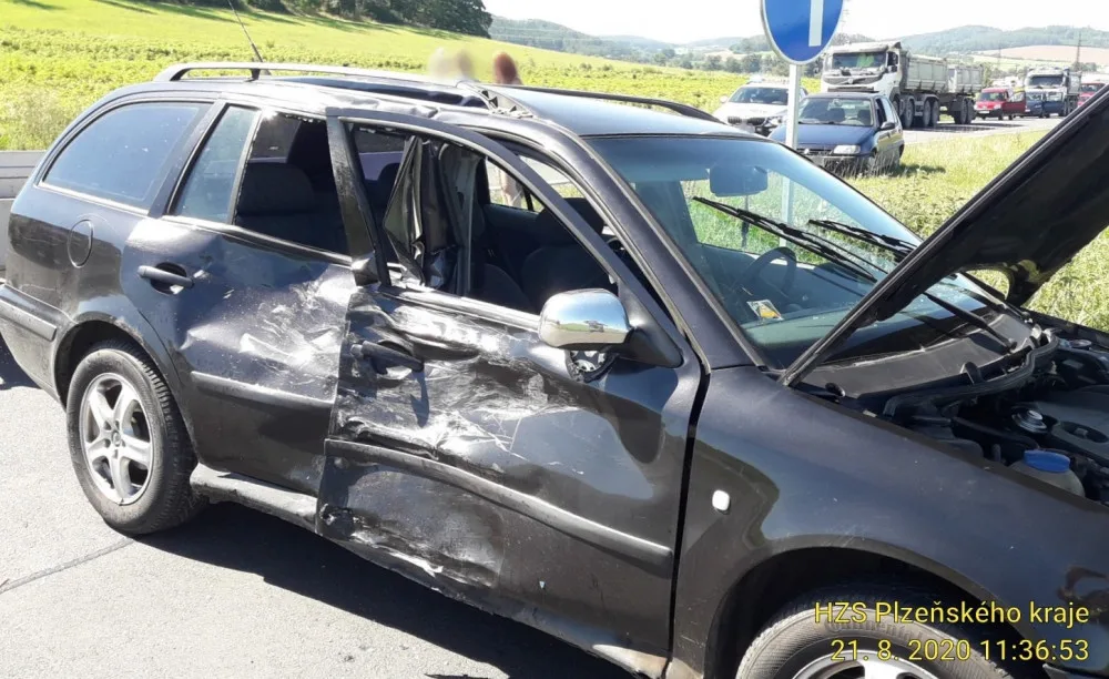 Řidič osobáku nedal při odbočování přednost motorce, tři lidé se při střetu vážně zranili