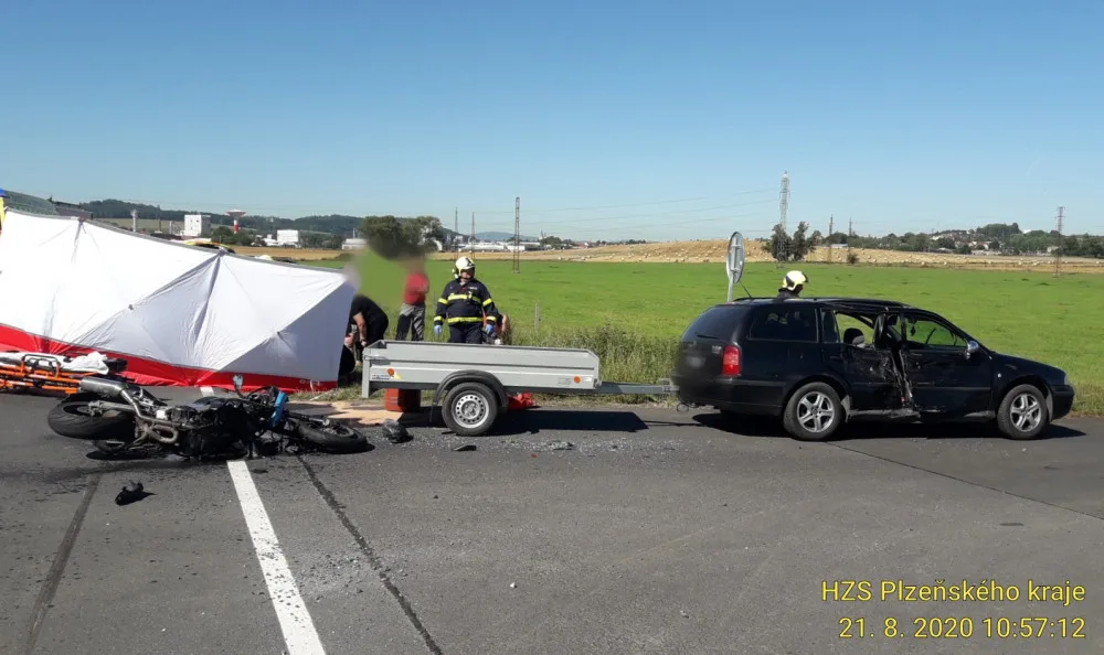 Řidič osobáku nedal při odbočování přednost motorce, tři lidé se při střetu vážně zranili