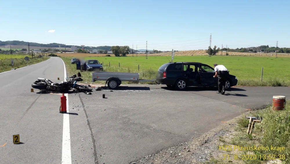 Řidič osobáku nedal při odbočování přednost motorce, tři lidé se při střetu vážně zranili