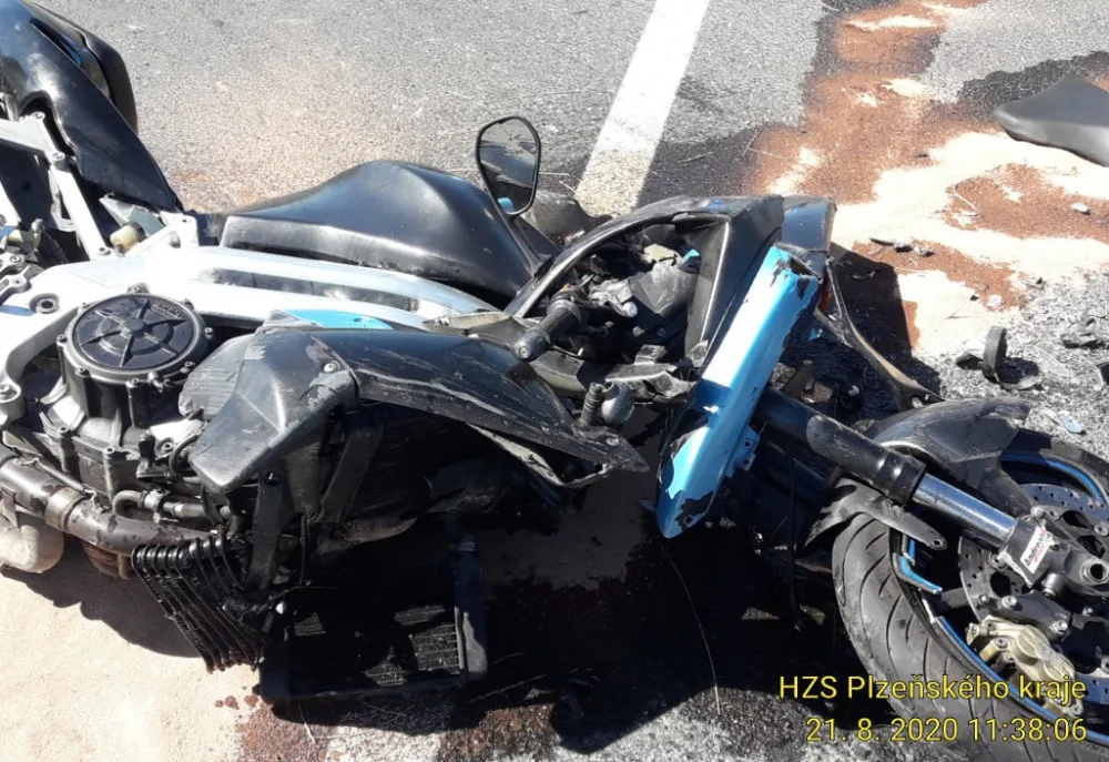 Řidič osobáku nedal při odbočování přednost motorce, tři lidé se při střetu vážně zranili