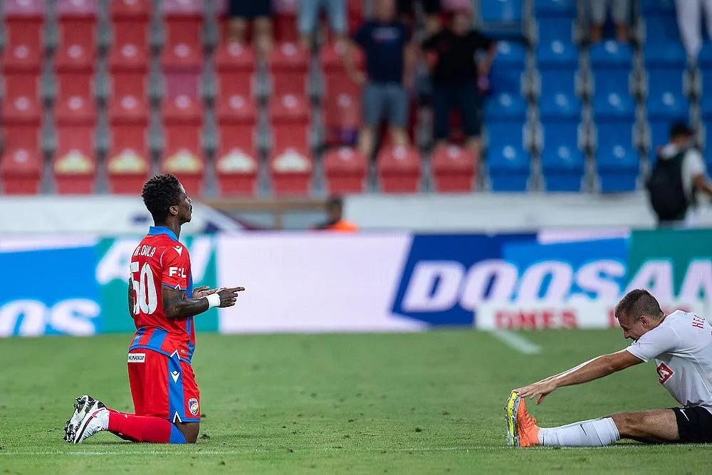 Před příchodem na hřiště se Adriel Ba Loua pomodlil, o dvě minuty později dal první gól