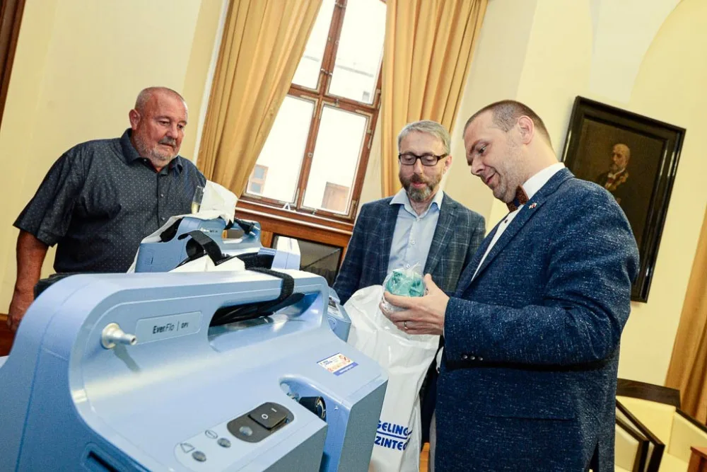Kyslíkové přístroje pro ústav sociálních služeb věnovala Plzni Společnost Podané ruce