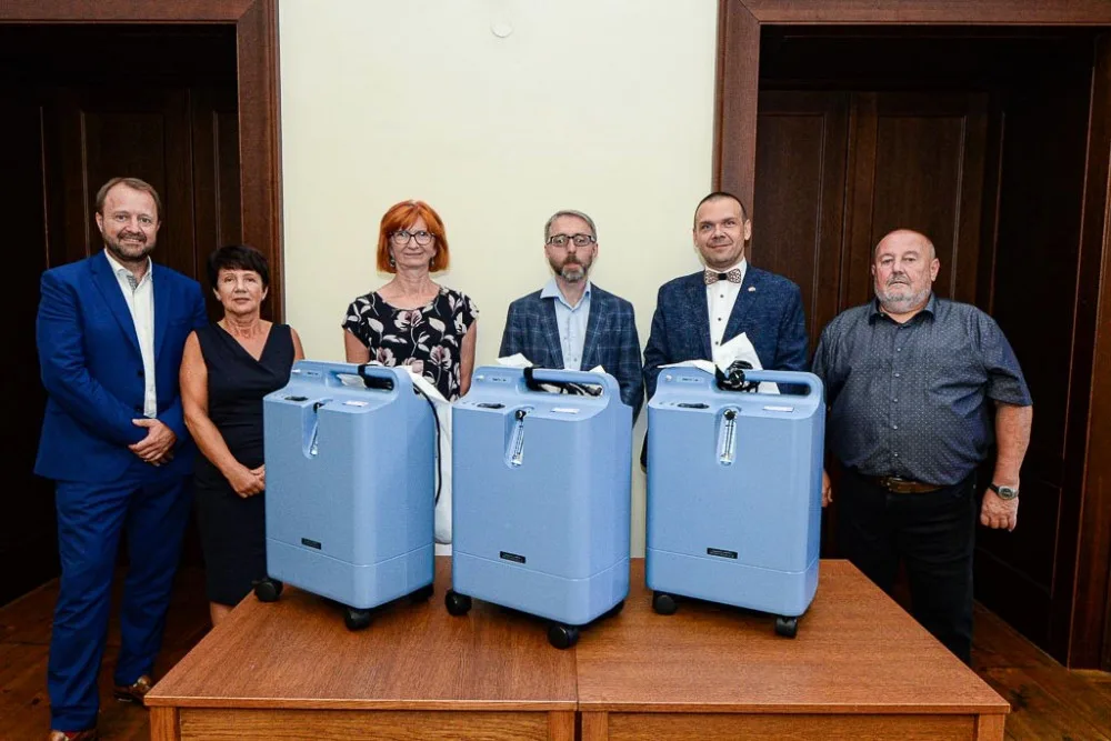 Kyslíkové přístroje pro ústav sociálních služeb věnovala Plzni Společnost Podané ruce