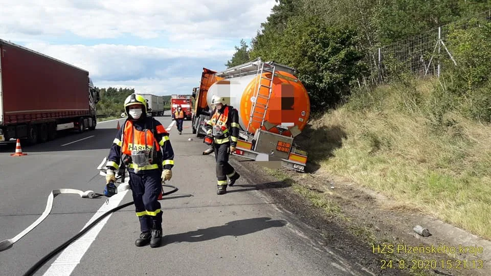 Provoz na dálnici D5 ochromila nehoda cisterny převážející kyselinu dusičnou