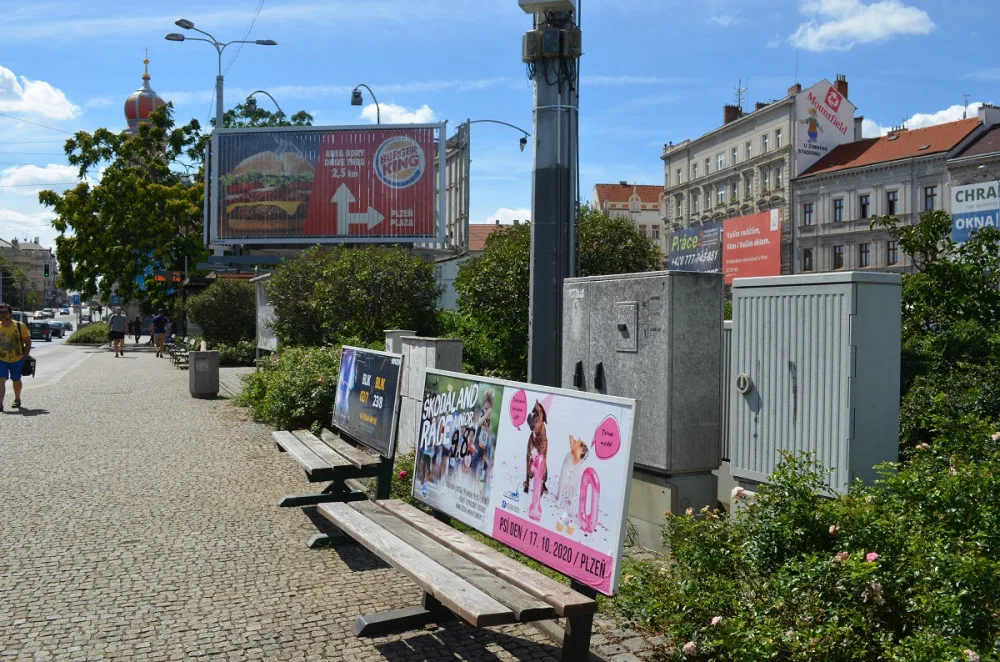 Přijde vám Plzeň přeplácaná reklamou? Město chce řešit, jak s tímto nešvarem zatočit