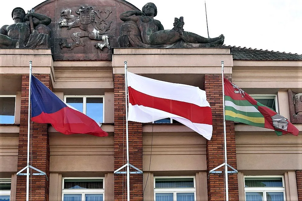Na budově Plzeňského kraje zavlála běloruská vlajka
