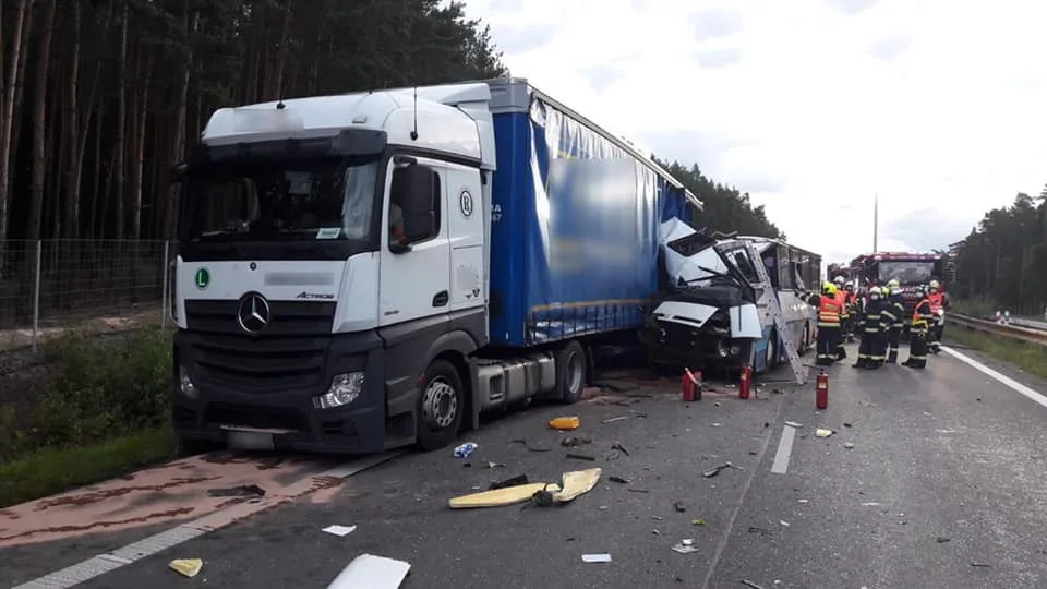 Autobus u Plzně narazil do odstaveného kamionu, jedna žena zahynula, další tři lidé jsou zranění