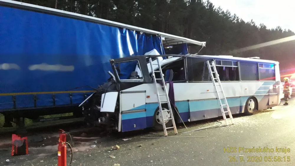 Autobus u Plzně narazil do odstaveného kamionu, jedna žena zahynula, další tři lidé jsou zranění