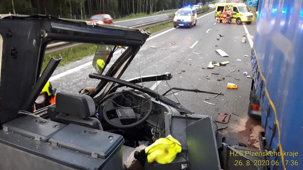 Autobus u Plzně narazil do odstaveného kamionu, jedna žena zahynula, další tři lidé jsou zranění