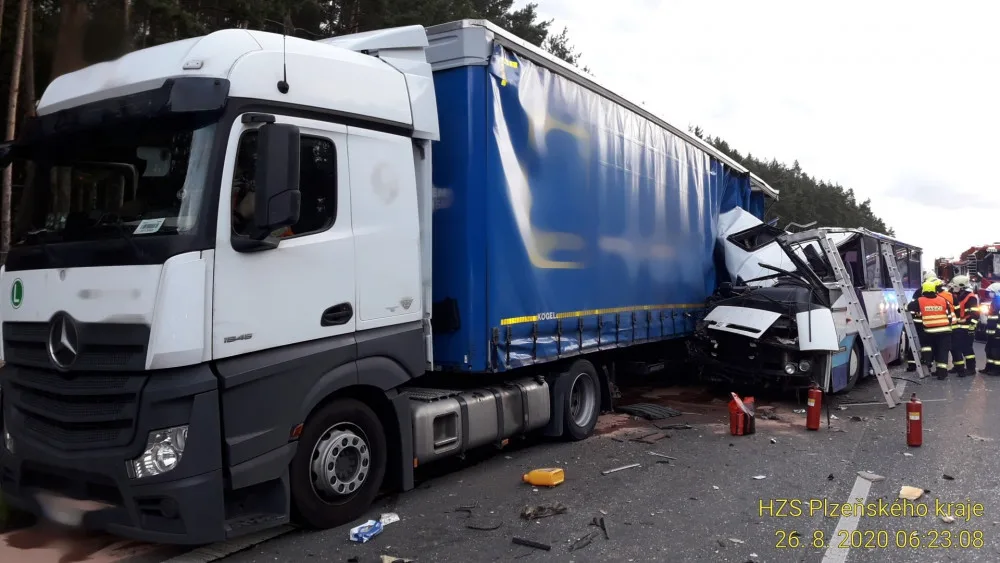 Autobus u Plzně narazil do odstaveného kamionu, jedna žena zahynula, další tři lidé jsou zranění