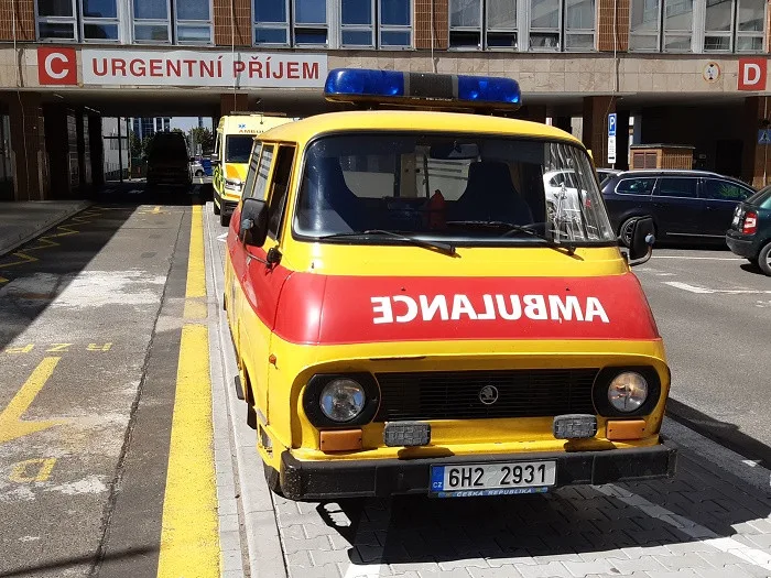 Nadšenec ze záchranky se prohání ulicemi Plzně v historické sanitce