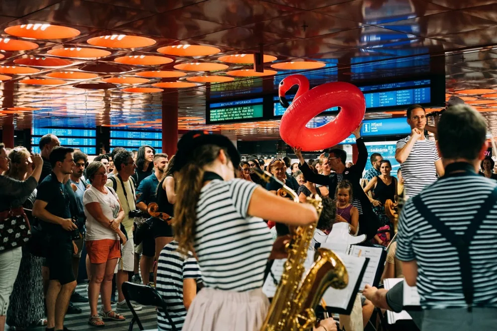Loňský koncert hudebníků z Police nad Metují v hale pražského nádraží