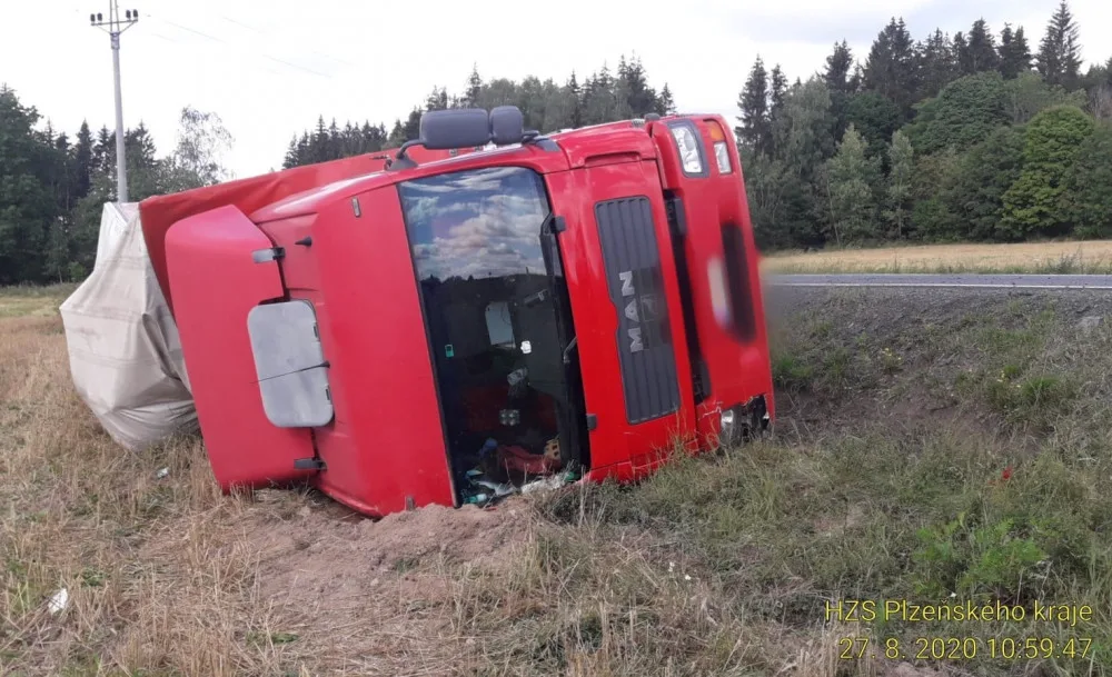 Kamion vjel na nezpevněnou krajnici, která se s ním utrhla, souprava skončila na boku
