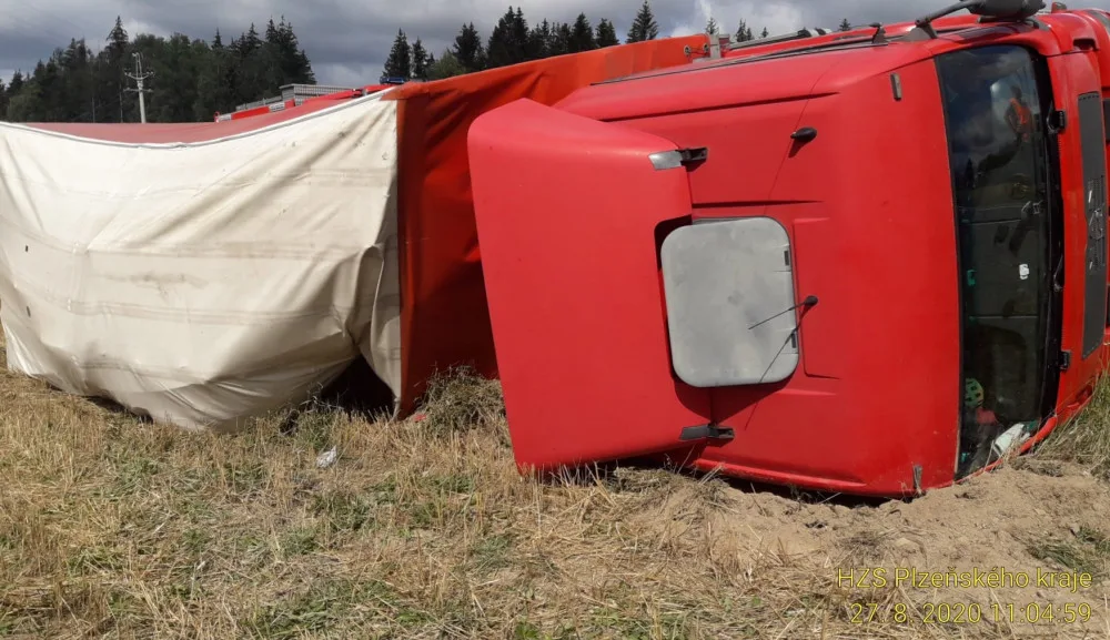 Kamion vjel na nezpevněnou krajnici, která se s ním utrhla, souprava skončila na boku