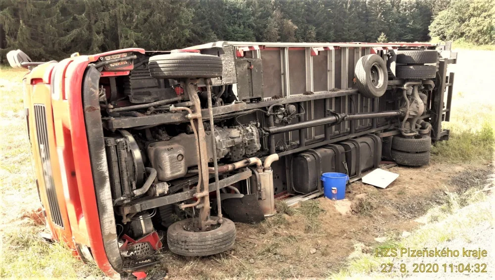 Kamion vjel na nezpevněnou krajnici, která se s ním utrhla, souprava skončila na boku