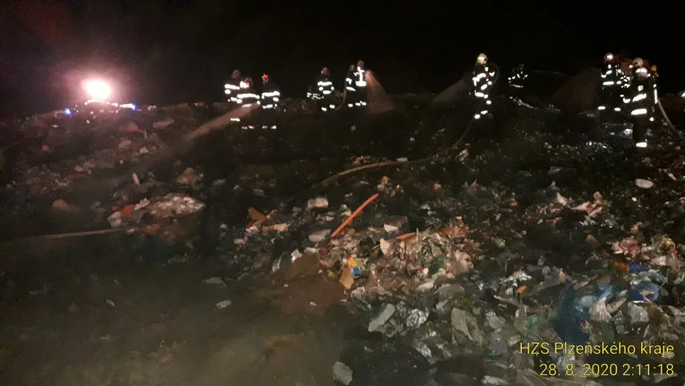 Hasiči v noci bojovali s obřím požárem skládky odpadů, vyhlášen byl druhý stupeň požárního poplachu