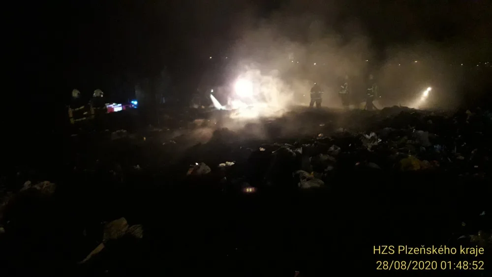 Hasiči v noci bojovali s obřím požárem skládky odpadů, vyhlášen byl druhý stupeň požárního poplachu