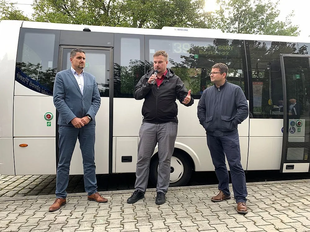 Slavnostní zahájení nové linky 39, zleva starosta obvodu David Procházka, náměstek primátora pro dopravu Michal Vozobule a místostarosta obvodu Stanislav Šec