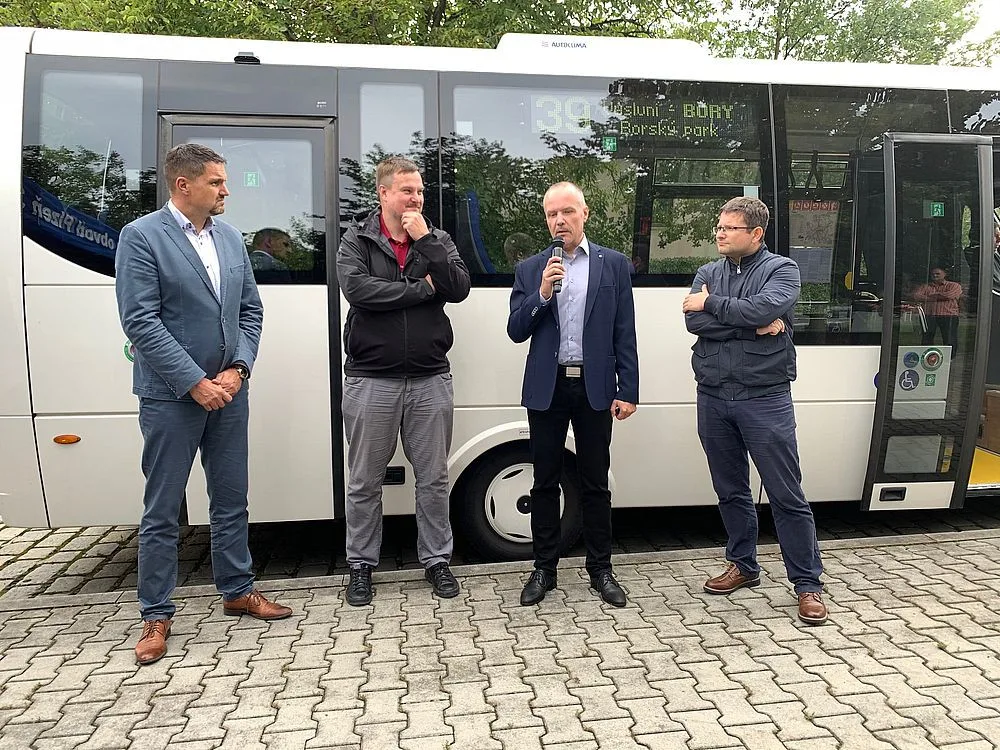 Slavnostní zahájení nové linky 39, zleva starosta obvodu David Procházka, náměstek primátora pro dopravu Michal Vozobule, ředitel PMDP Jiří Ptáček a místostarosta obvodu Stanislav Šec