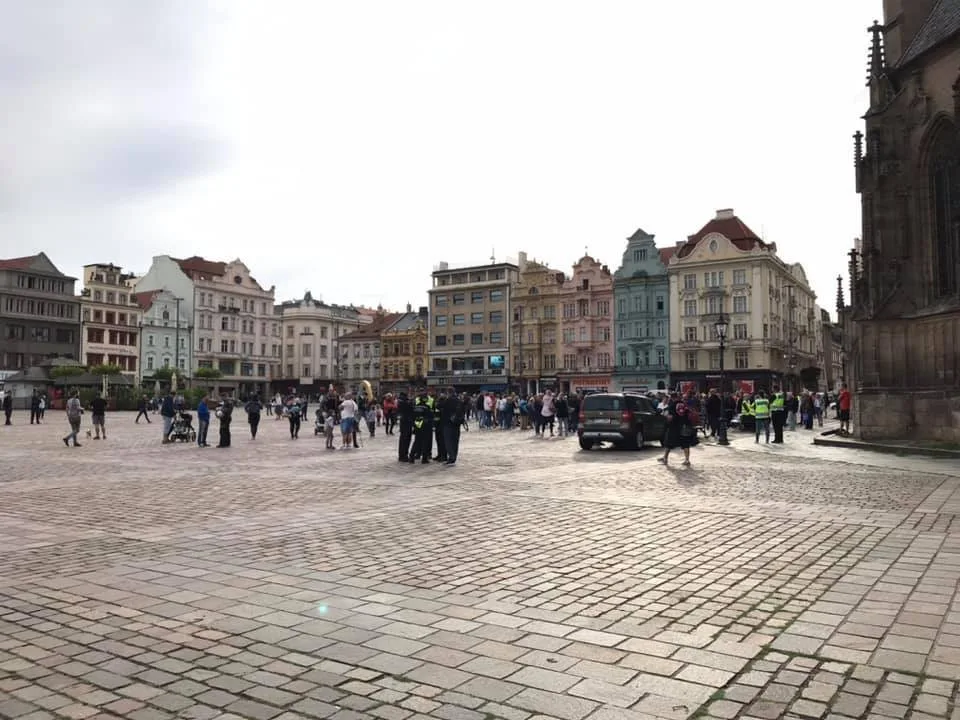 Na náměstí Republiky původně přišlo asi 200 demonstrantů, jejich řady ale brzy prořídly