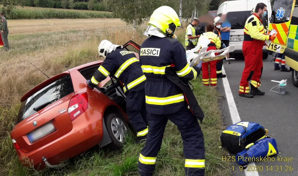 Velká záchranná akce, řidiči (88) se udělalo za jízdy nevolno a s vozem sjel do příkopu