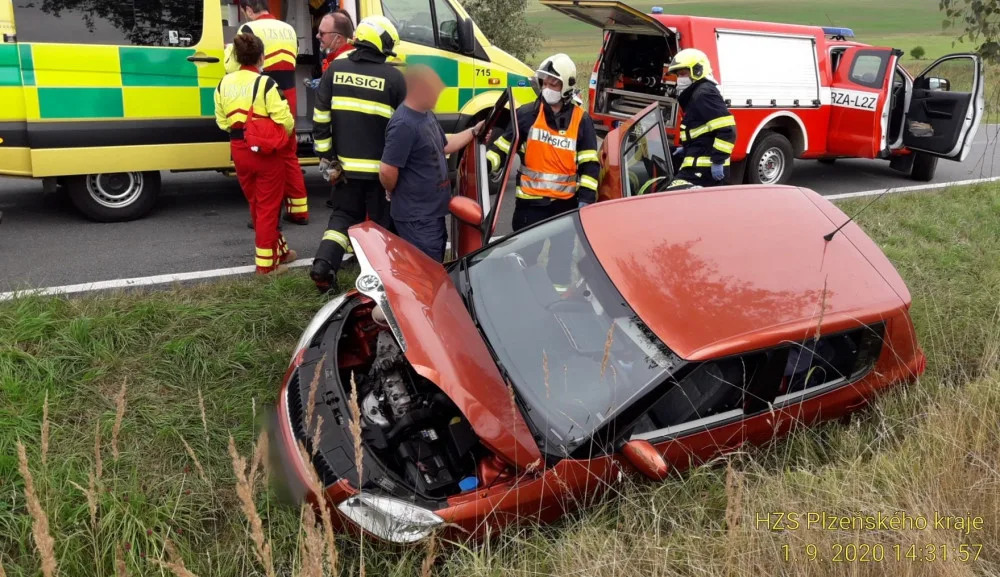 Velká záchranná akce, řidiči (88) se udělalo za jízdy nevolno a s vozem sjel do příkopu